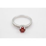 9ct white gold red gemstone ring (3g) size N