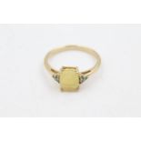 9ct gold green gemstone sided opal ring (2.2g) Size R