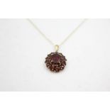 9ct gold vintage garnet pendant on chain (1.6g)