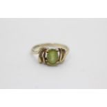 9ct gold peridot centred ring (2.4g) Size O