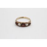 9ct gold garnet & opal fronted ornate framed ring (3g) Size Q