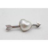 14ct white pearl & diamond heart & arrow brooch (6.2g)