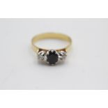 18ct gold diamond & sapphire three stone ring (4g) Size P