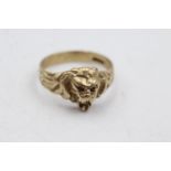 9ct gold roaring lion ring with garnet eyes (4.2g) Size T