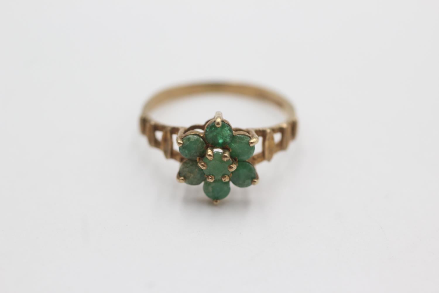 9ct gold emerald cluster ring (1.2g) Size K