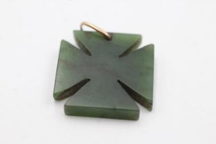 9ct gold nephrite jade Maltese cross pendant (5.8g)