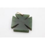 9ct gold nephrite jade Maltese cross pendant (5.8g)