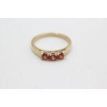 9ct gold red gemstone trilogy ring (2.3g) Size N