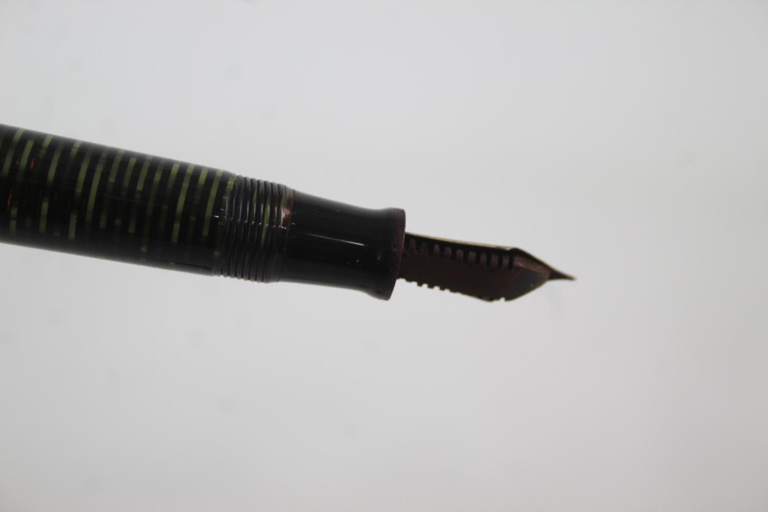 Vintage PARKER Vaccumatic Green FOUNTAIN PEN w/ 14ct Gold Nib WRITING Vintage PARKER Vaccumatic - Image 4 of 7