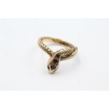 9ct gold garnet & green gemstone detailed snake ring, as seen (5g) Size O