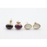 2 x 9ct gold paired stud earrings inc. amethyst & mother of pearl (1.9g)