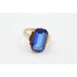 9ct gold claw set blue paste ring (3.1g) Size I