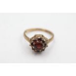 9ct gold floral set garnet ring (3g) Size K