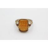 9ct gold amber & garnet ornate ring (3.1g) Size P