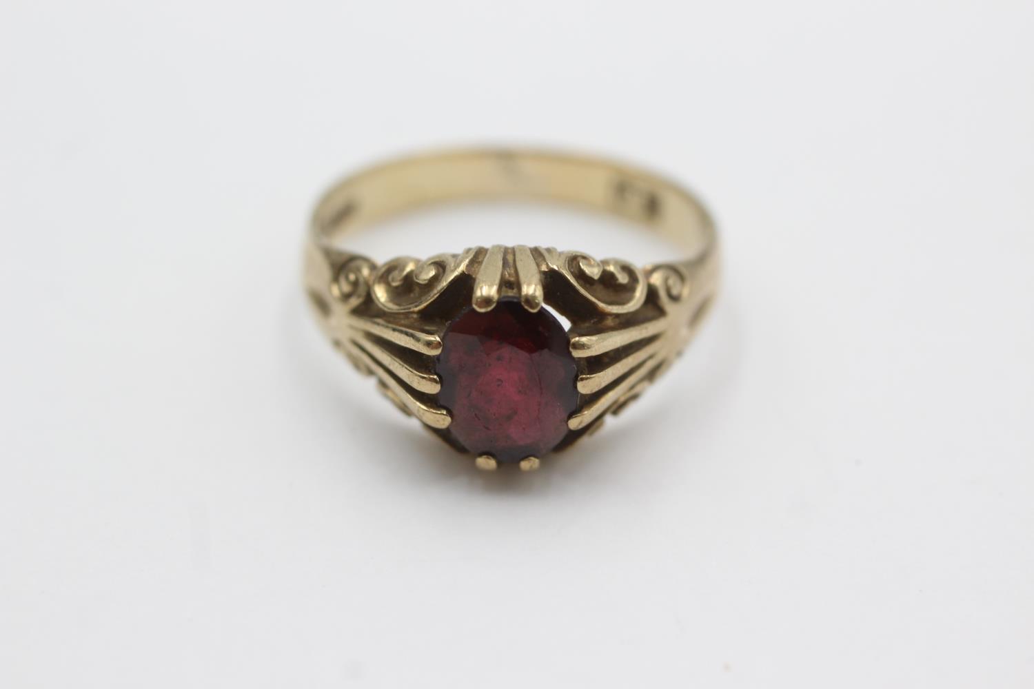 9ct gold garnet ring (4.6g) Size U