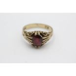 9ct gold garnet ring (4.6g) Size U