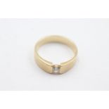 9ct gold diamond centred band ring (4.7g) Size Q