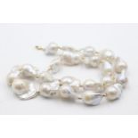 14ct gold clasped baroque pearl necklace (101.7g)