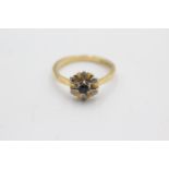 18ct gold diamond and sapphire cluster ring (3.5g) Size O