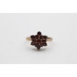 9ct gold garnet floral set ring (3.1g) Size P