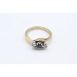 9ct gold diamond & sapphire trilogy twist ring (3g) Size J