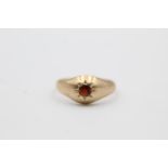 9ct gold garnet signet style ring (2g) Size N