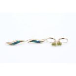 2 x 9ct gold paired gemstone earrings inc. opal & peridot (2.6g)