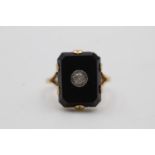 18ct gold onyx & sapphire ring (4.6g) Size O