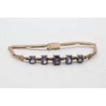 9ct gold synthetic colour change sapphire detail bracelet (8.3g)