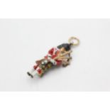 9ct gold Scottish bagpipe player enamel detail pendant (6.3g)