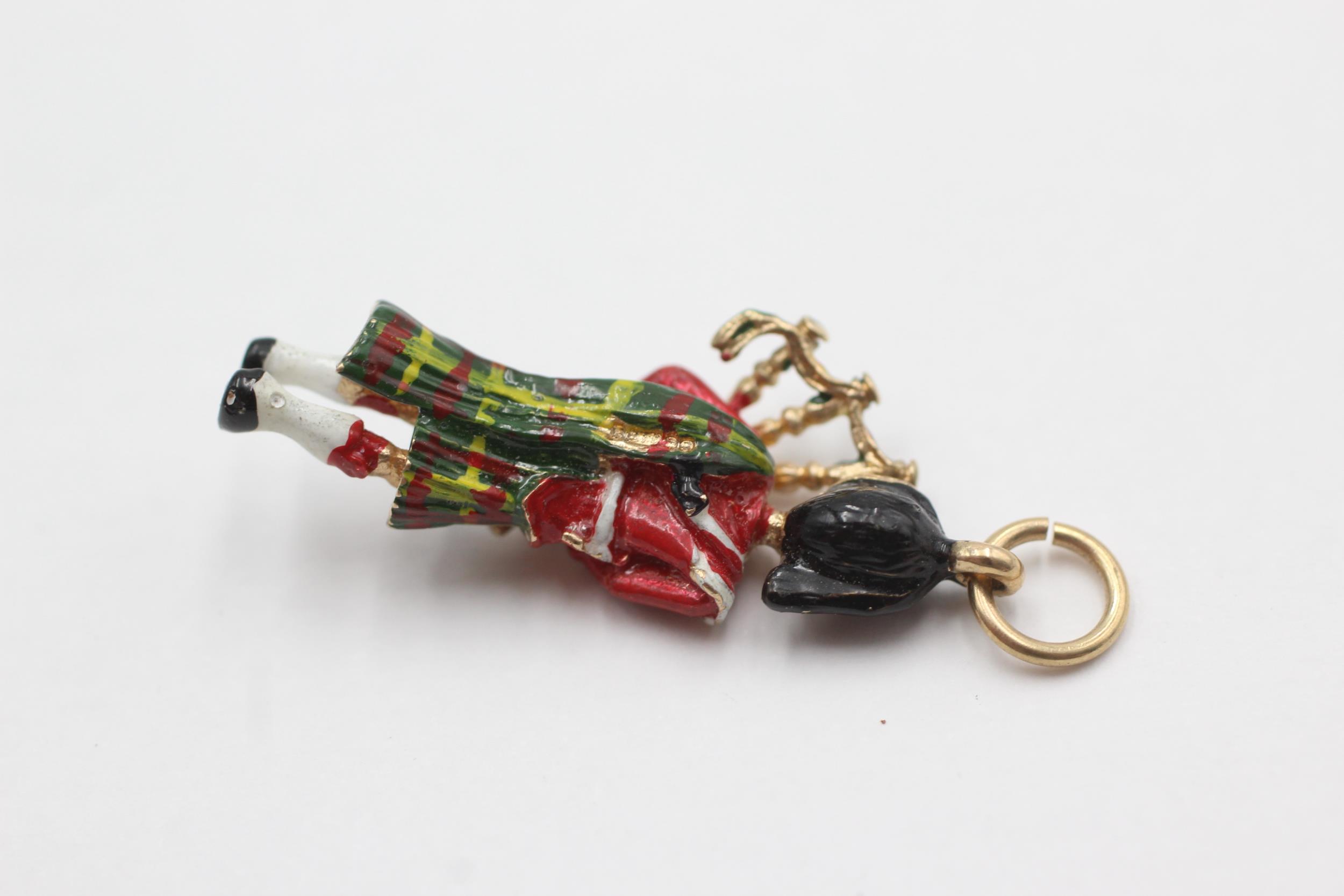 9ct gold Scottish bagpipe player enamel detail pendant (6.3g) - Image 4 of 4