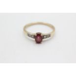 9ct gold garnet & clear gemstone ring (2g) Size U