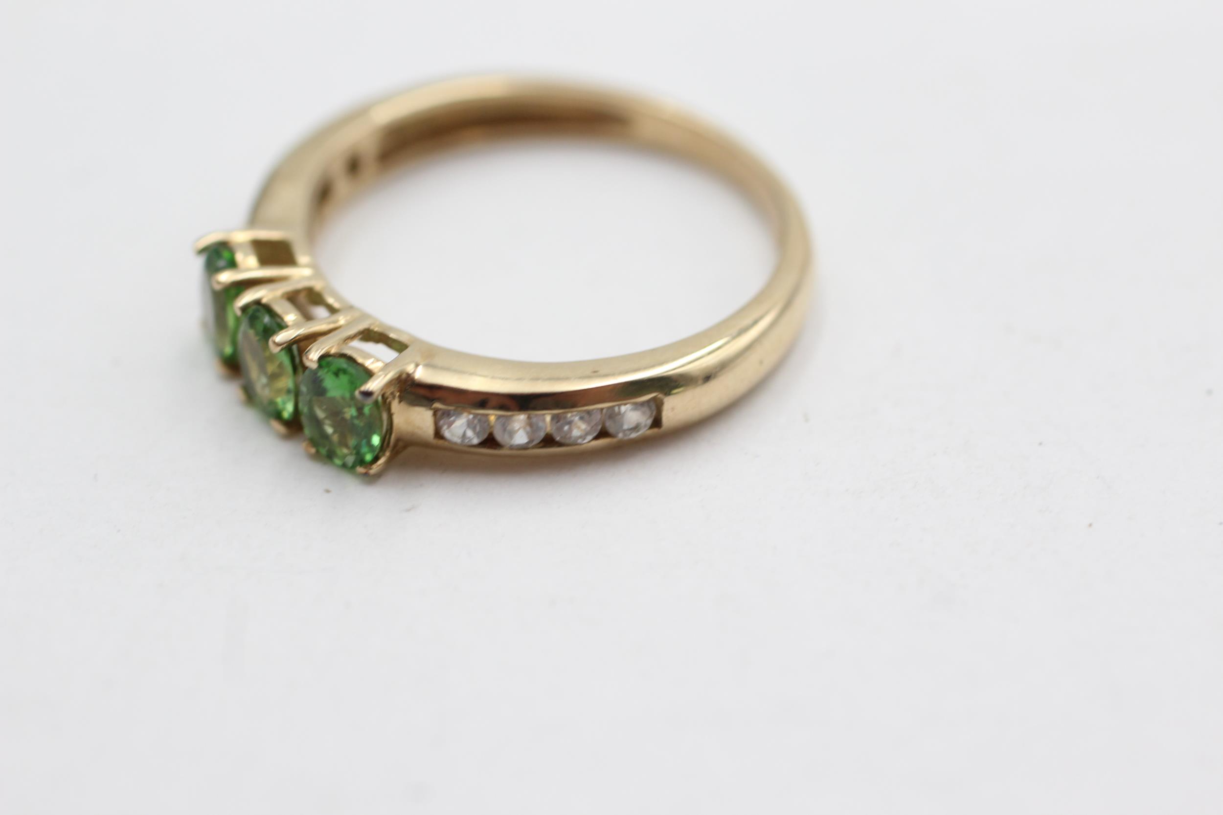 9ct gold green gemstone & clear gemstone dress ring (2.9g) Size S - Bild 3 aus 4