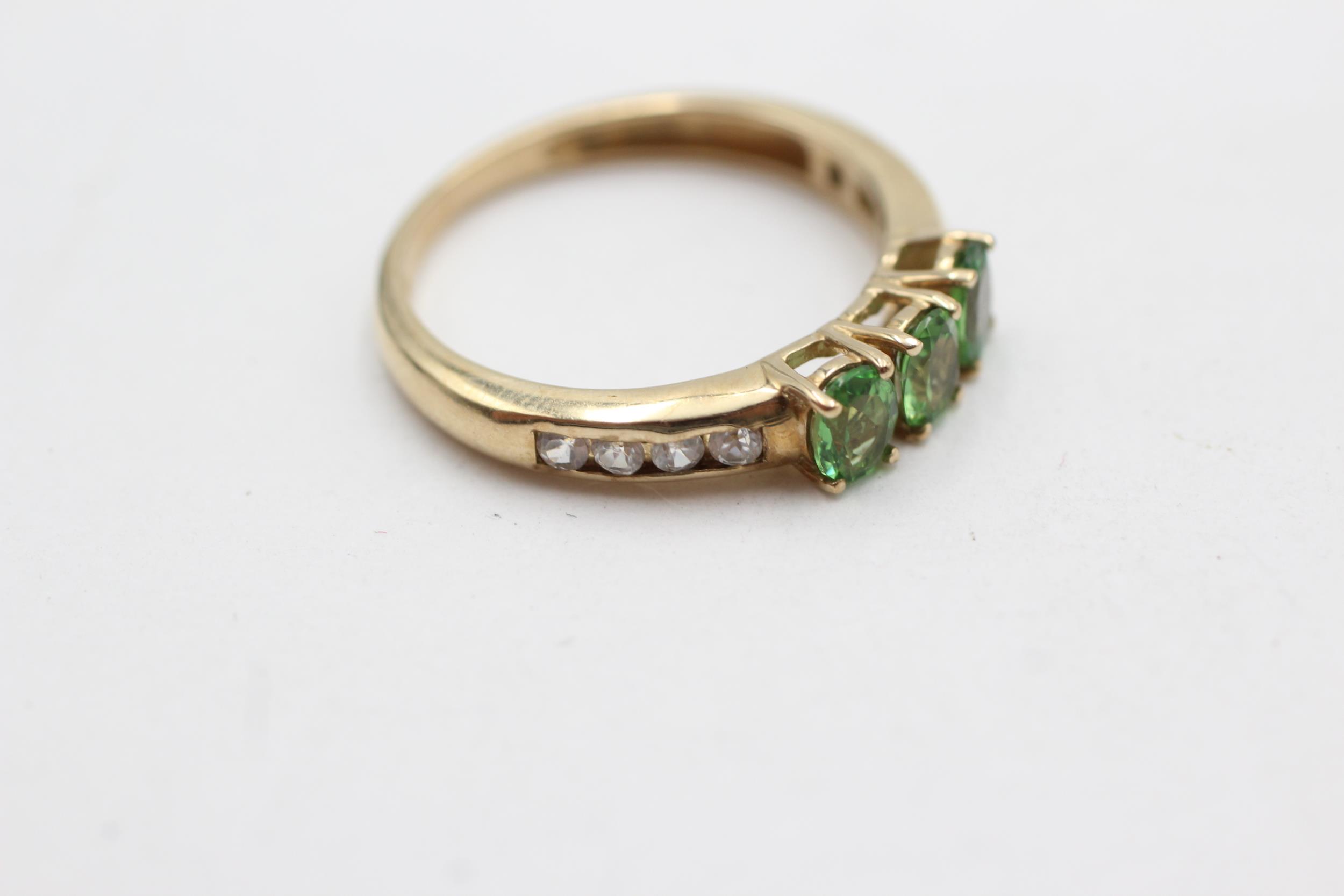 9ct gold green gemstone & clear gemstone dress ring (2.9g) Size S - Bild 2 aus 4