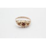 9ct gold vintage garnet etched gypsy setting ring (1.1g) Size O