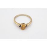 9ct gold yellow & blue sapphire three stone dress ring (1.5g) Size K