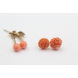 2 x 9ct vintage paired coral earrings inc. carved flower (1.6g)