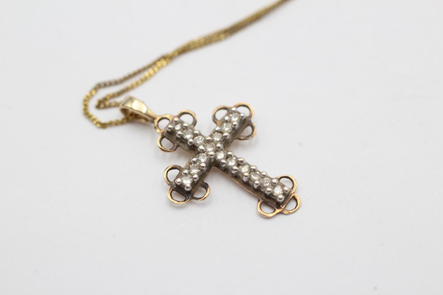 9ct gold diamond set cross pendant necklace (1.8g) - Image 2 of 4