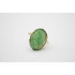 18ct gold carved jade ring (4g) Size M