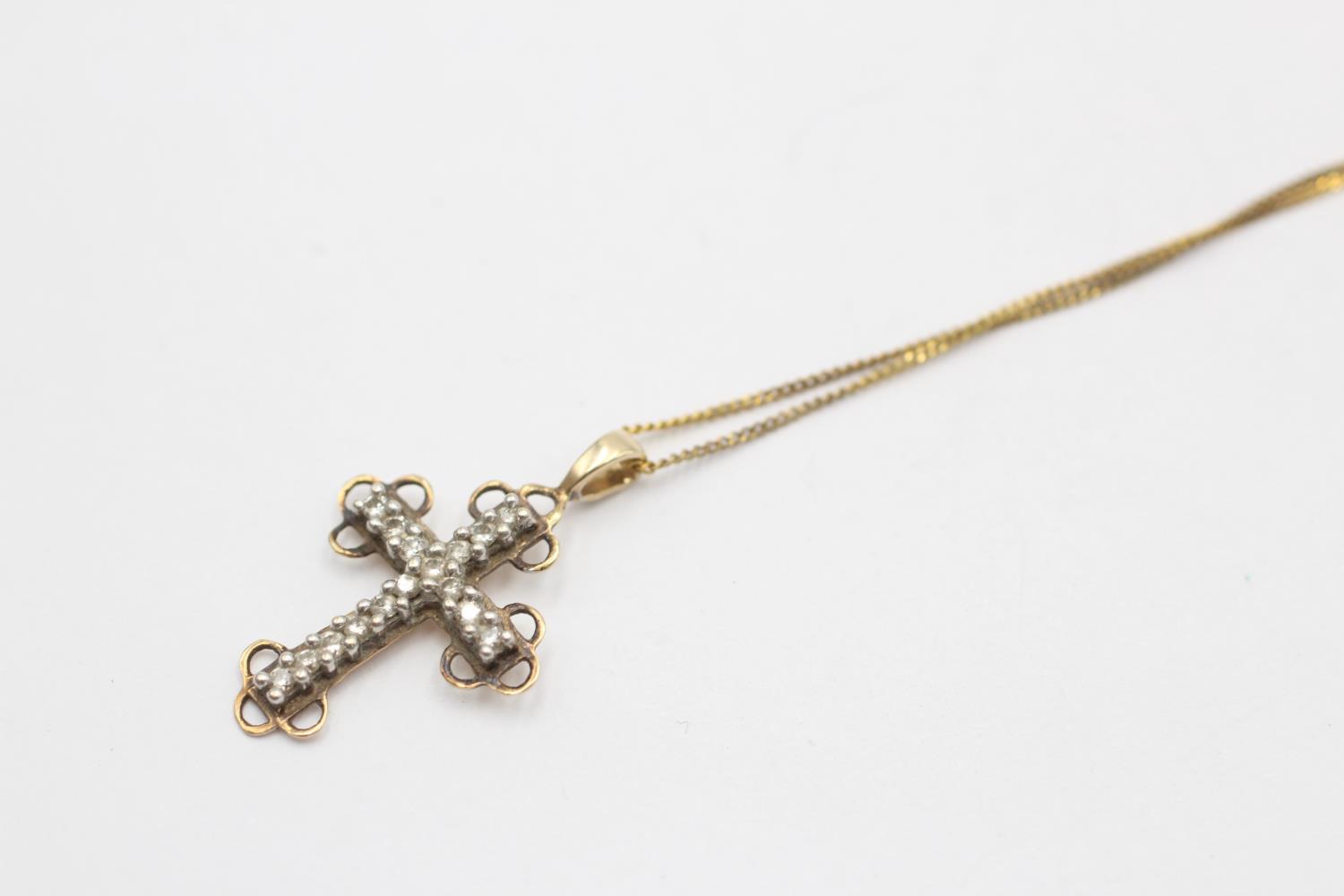 9ct gold diamond set cross pendant necklace (1.8g)