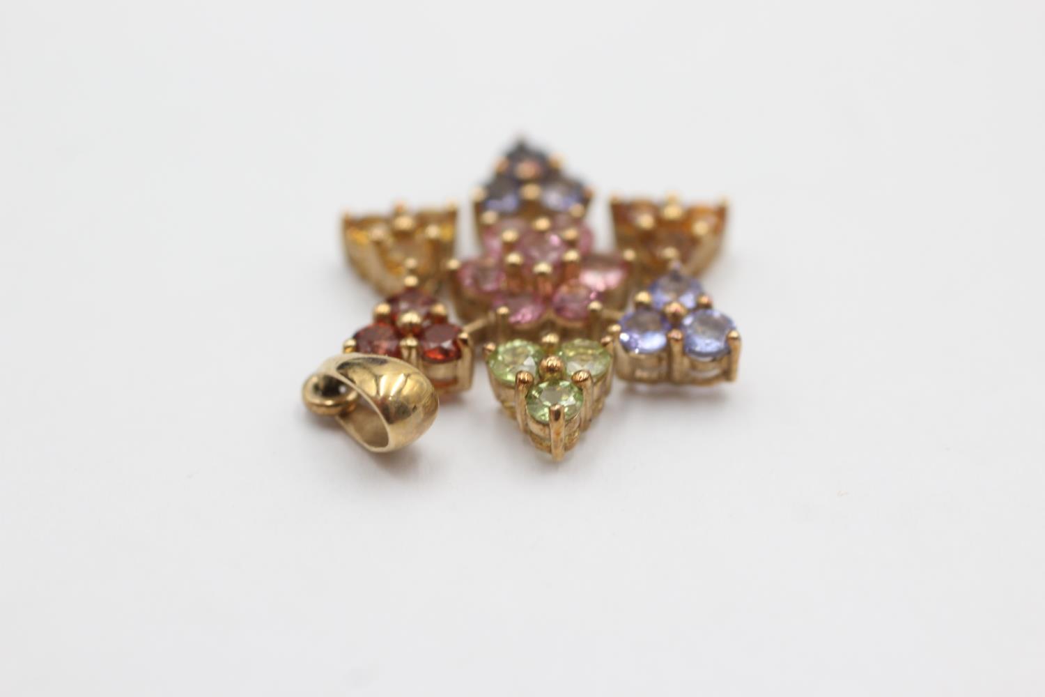 9ct gold garnet, pink tourmaline, citrine, peridot, tanzanite & iolite cluster star pendant (2.3g) - Image 3 of 5