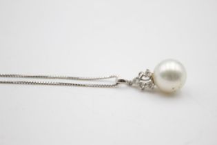 18ct white gold pearl & diamond pendant necklace (5.8g)