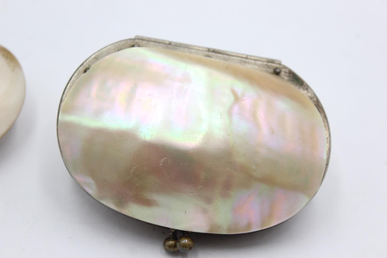 2 x Antique / Vintage Ladies MOTHER OF PEARL Shell Coin Purses / Cases In antique / vintage - Image 3 of 5