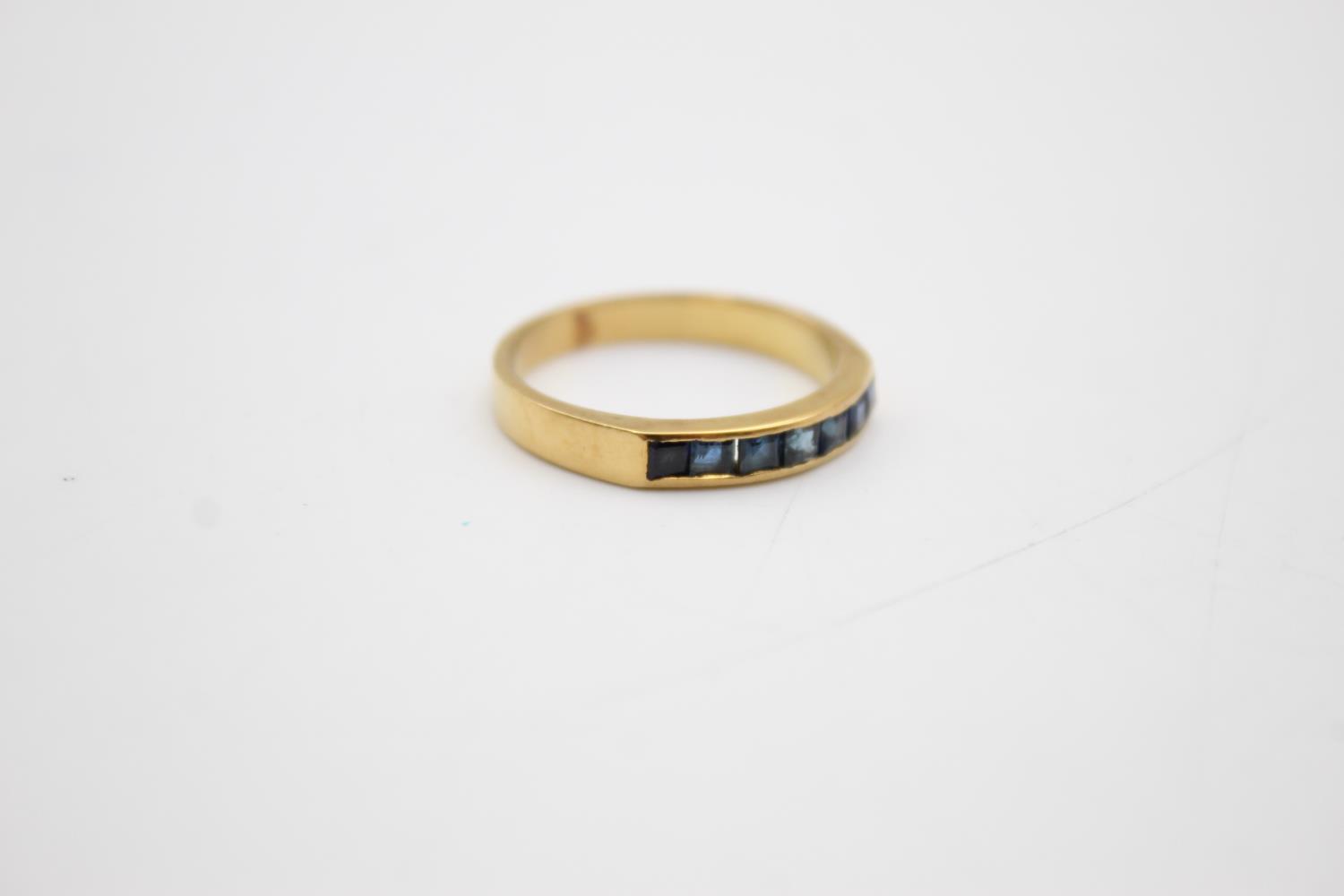 18ct gold sapphire channel set ring (3.8g) Size Q - Image 7 of 7