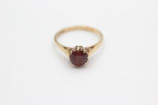 9ct gold garnet solitaire cathedral setting ring (1.9g) Size O