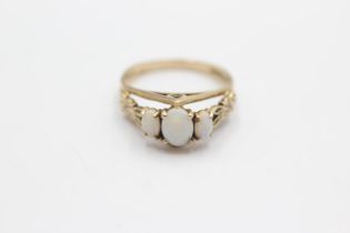 9ct gold vintage opal three stone ornate openwork ring (2.9g) Size P