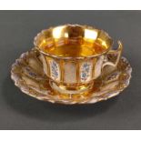 Prunktasse, 19. Jahrhundert, reich goldstaffiert und polychrom bemalt, gefußte polygonale Glockenta