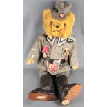 DDR-Bär, alter Teddy-Bär in Uniform, goldgelbem Mohair, mit Holzwolle gestopft, Größe 61cm, Filz an