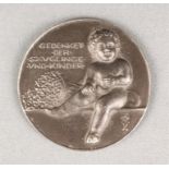 Gedenkmedaille, 1.WK, "Gedenket der Säuglinge und Kinder", Eisen, geschwärzt, Durchmesser 62,5mm