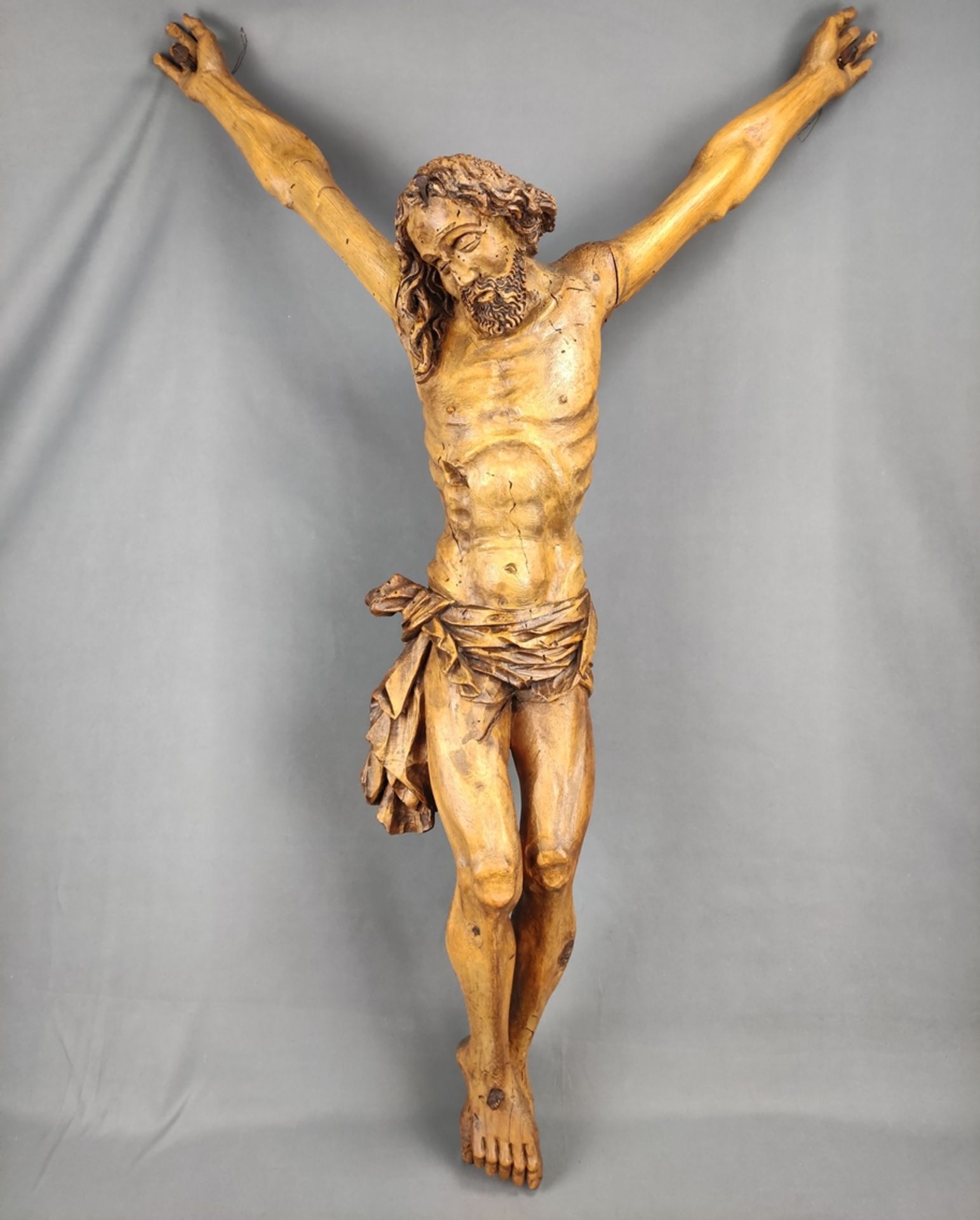 Corpus Christi, vollrund geschnitzt, geneigter Kopf mit feinen Gesichtszügen und Vollbart mit locki